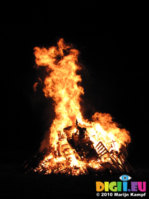 SX16853 Bonfire collapsing